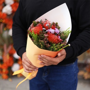 Букет "Капс" из лейко и экзотики в Луховицах