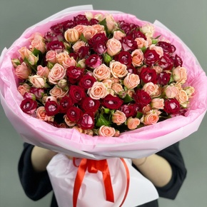 Букет "Рубиновый гранит" из 35 кустовых роз микс (50 см) в Луховицах