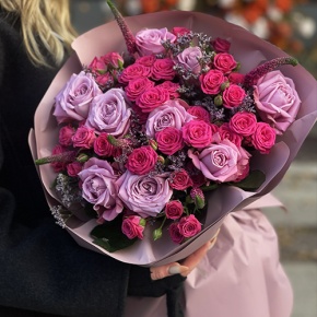 Букет "Малиновый вечер" из кустовых малиновых роз, вероники, лимониума и роз Меритим в Луховицах