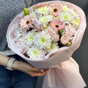 Букет "Дружба" из хризантемы, пионовидной лилии, гербер, диантусов и кустовых роз в Луховицах