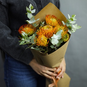 Букет "Гости из будущего" из 5 лейко и эвкалипта в Луховицах