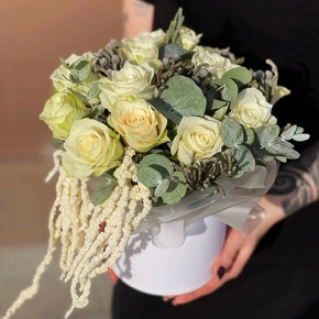 Композиция в шляпной коробке "Чудное мгновение" из 13 роз, эвкалипта, брунии и амарнтуса в Луховицах