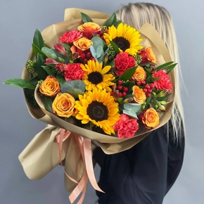 Букет "Ричи" из подсолнухов, альстромерий, гиперикума, роз, скиммии и диантусов в Луховицах
