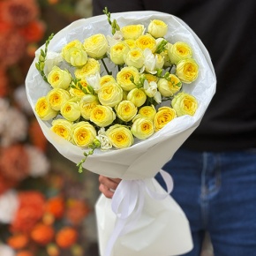 Букет "Всё решено" из лимонных пионовидных кустовых роз и ароматных фрезий в Луховицах