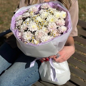 Букет "Нежный взгляд" из кустовых хризантем и ромашек в Луховицах