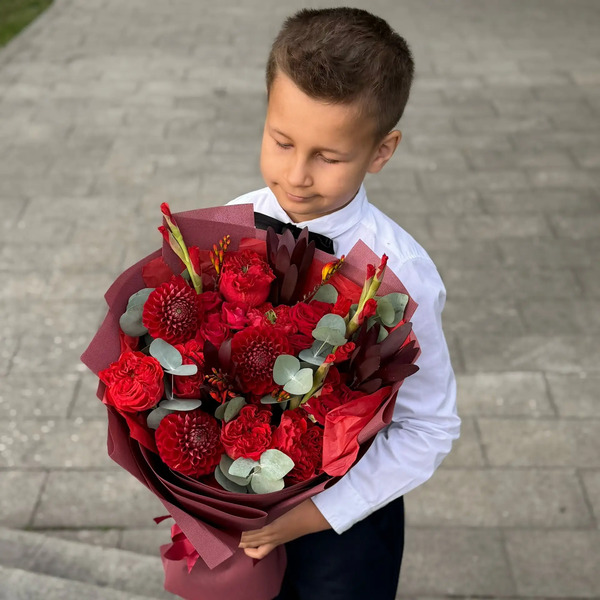 Букет с георгинами, розами и леукадендроном в Луховицах