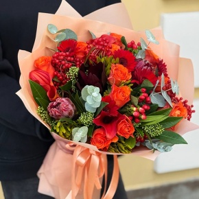 Букет "Красный закат" из калл, роз, калины, скиммии, гиперикума, сафари, гербер и капса в Луховицах