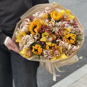 Букет "Биркин" из подсолнухов, орхидей, гиперикума, хризантем Виена в Луховицах