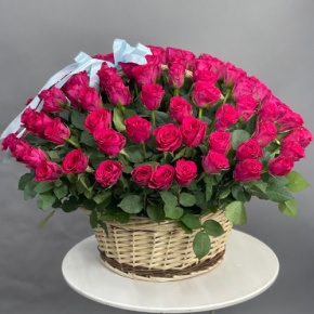 Композиция в корзине из 151 малиновой розы в Луховицах