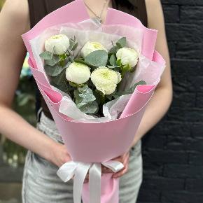 Букет-комплимент из 5 белых ранункулюсов в Луховицах