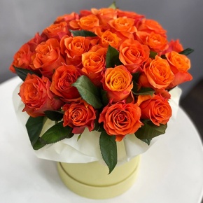 Композиция в шляпной коробке из 25 роз огненных роз в Луховицах