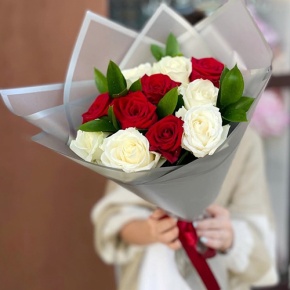 Букет "Лёд и пламя" из 11 роз и рускуса (50 см) в Луховицах