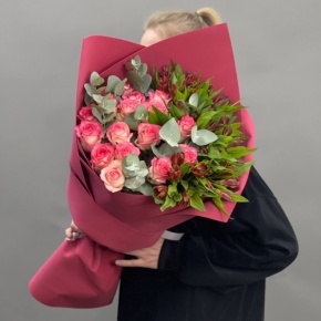 Букет "Тандем" из роз Джумилия и альстромерий в Луховицах