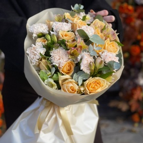 Букет "Пломбирный" из роз Аваланж, диантусов, альстромерий и эвкалипта в Луховицах