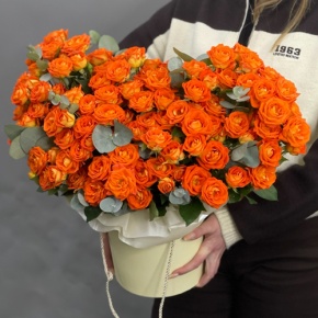 Композиция в шляпной коробке "Закат" из кустовых роз и эвкалипта в Луховицах