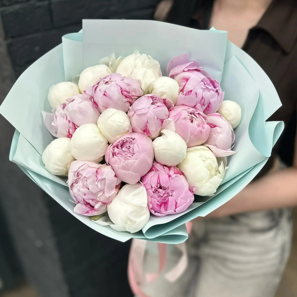 Микс из 19 бело-розовых пионов в Луховицах