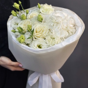 Букет "Нега" из Голландской гортензии, роз и эустом в Луховицах