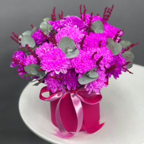 Композиция в шляпной коробке "Магия розового" из хризантем и лаванды в Луховицах