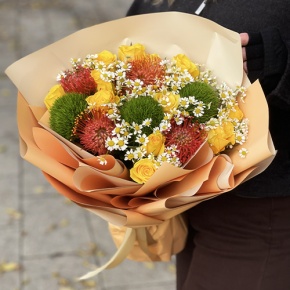 Букет "Зельда" из диантусов Lux, лимонных роз, лейко и ромашек в Луховицах