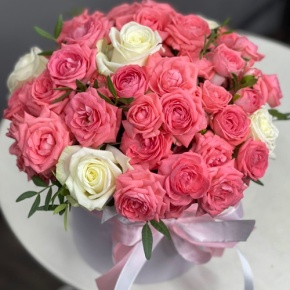 Композиция в шляпной коробке из белых и кустовых коралловых роз в Луховицах