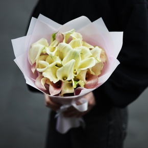 Букет из 25 калл нежный микс в Луховицах