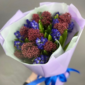 Букет "Твой яркий день" из гиацинтов и скиммии в Луховицах