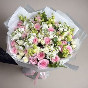 Букет "Ульяна" из роз, ароматных маттиол, ромашек, эустом и оксипеталума в Луховицах