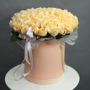 Композиция в шляпной коробке из 101 кремовой розы в Луховицах