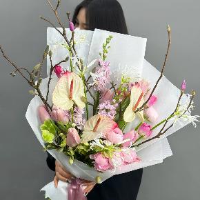 Авторский букет с антуриумами, ранункулюсами и цветущими ветками магнолии в Луховицах