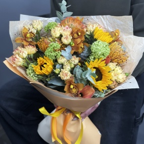 Букет "Сочиняй мечты" из подсолнухов, лейко, вибирнума, орхидей, калл, кустовых роз и талинума в Луховицах