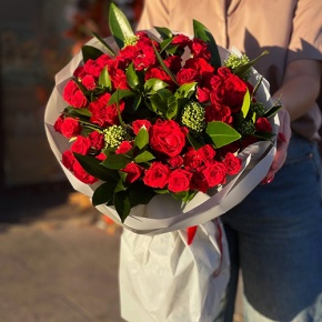 Букет "Всё возможно" из кустовых роз, скиммии, роз Эль Торо и рускуса в Луховицах