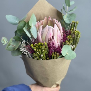 Букет "Капс" из протей и эвкалипта в Луховицах