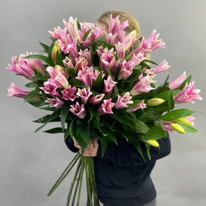 Букет из 17 розовых лилий в Луховицах