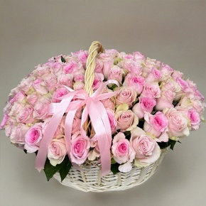 Композиция в корзине из 101 кенийской розы нежный микс (40 см) в Луховицах