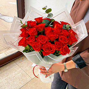 Букет из 25 красных роз с эвкалиптом в Луховицах