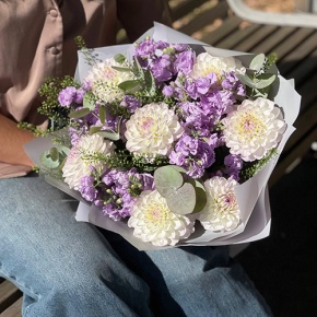 Букет "Совершенство" из георгин и ароматных маттиол в Луховицах