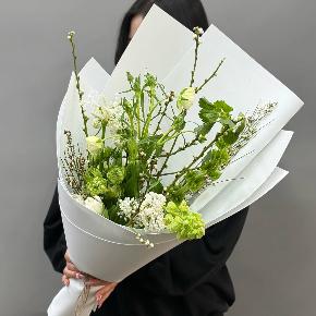 Белый букет с сиренью, ранункулюсами и тюльпанами в Луховицах