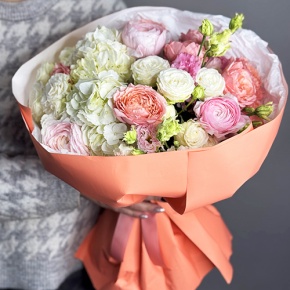 Букет "Мармеладка" из ранункулюсов, гортензии, эустомы и пионовидных роз в Луховицах