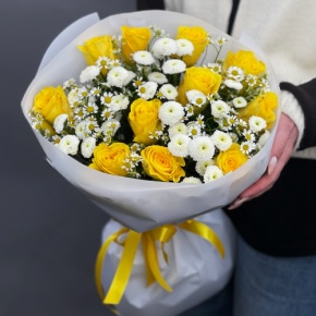 Букет "Синди" из лимонных роз, ромашек и хризантем сантини в Луховицах