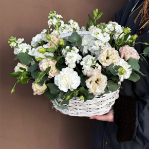 Композиция в корзине "Фея" из маттиол, диантусов, эустом и эвкалипта в Луховицах