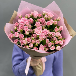 Букет из 19 нежных кустовых роз (50 см) в Луховицах