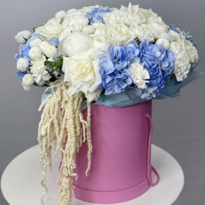 Композиция в шляпной коробке "Красотка" из пионов, гортензий, ранункулюсов, роз Эквадор, оксипеталума, диантусов и хризантем Ньютон  в Луховицах