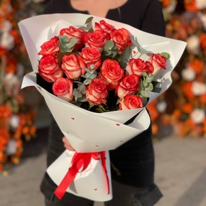 Букет из 15 красно-белых роз Кения с эвкалиптом (40 см) в Луховицах