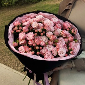 Букет из кустовых роз Бомбастик и гиперикума (50 см) в Луховицах