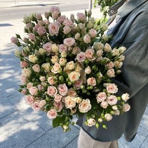 Букет из 31 кустовой розы микс (70 см) в Луховицах