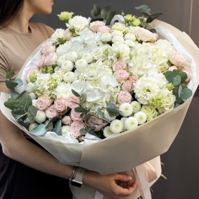 Букет "Пастелла" из кустовых пионовидных роз, Голландской Гортензии, эустомы, хризантемы Ньютон и эвкалипта в Луховицах