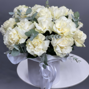 Композиция в шляпной коробке из роз Эквадор Мондиаль в Луховицах