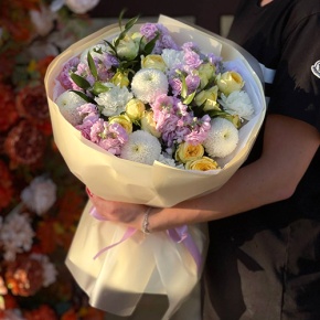 Букет "Секрет" из ароматных маттиол, диантусов, кустовых пионовидных роз и хризантем Момоко в Луховицах