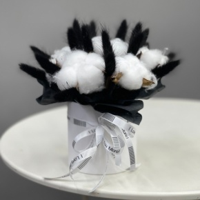 Композиция в шляпной коробке мини "Чикатуха" из хлопка и лагуруса в Луховицах