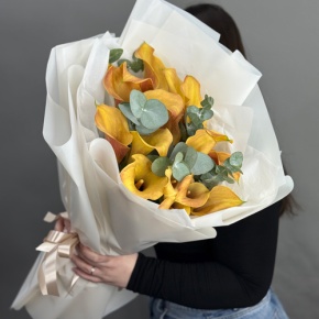 Букет из 17 оранжевых калл с эвкалиптом в Луховицах